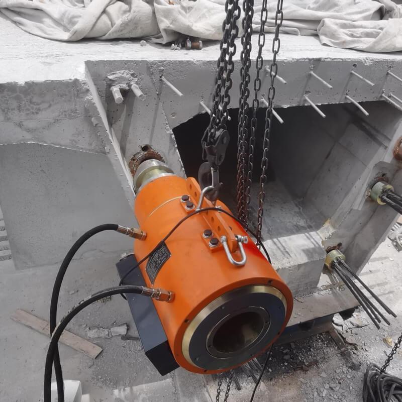 Post tensioning jack in application